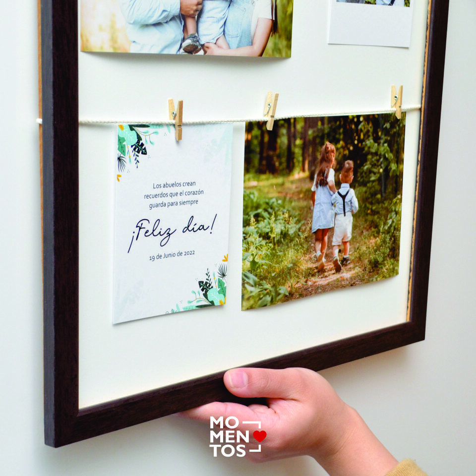 Cuadro con palillos, fotos y frase