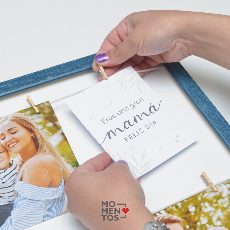 Cuadro con palillos, fotos y frase